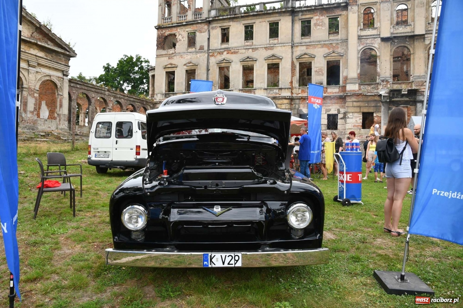 Zdjęcie w galerii na portalu naszraciborz.pl: Tłumy na zlocie oldtimerów w Sławikowie. Poznajcie historię czarnej wołgi z Raciborza  wiadomości z regionu