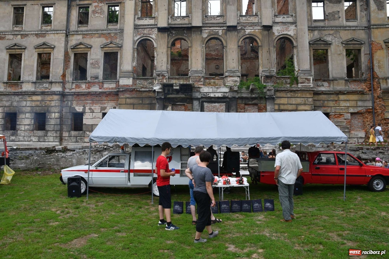 Zdjęcie w galerii na portalu naszraciborz.pl: Tłumy na zlocie oldtimerów w Sławikowie. Poznajcie historię czarnej wołgi z Raciborza  wiadomości z regionu