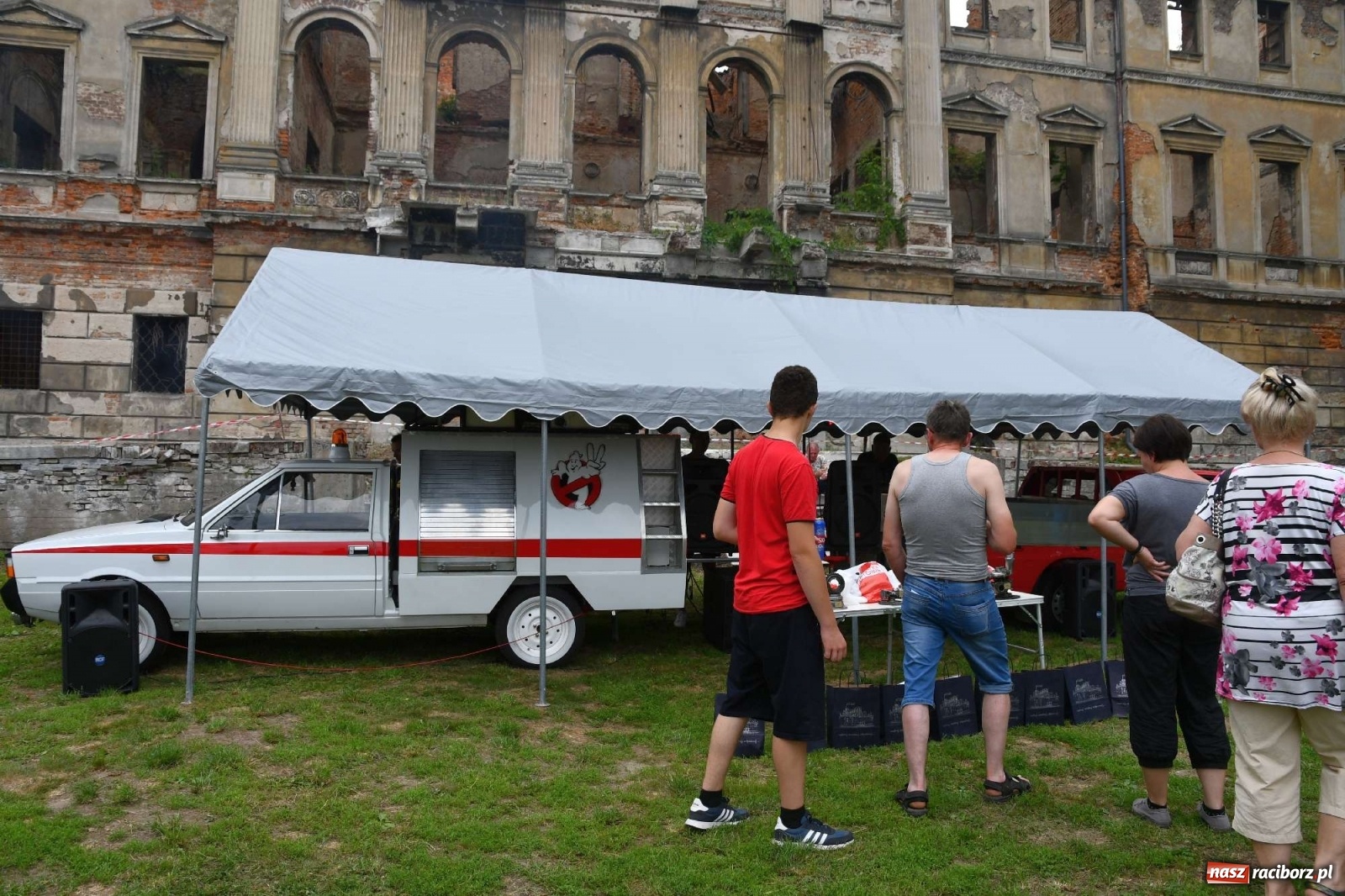 Zdjęcie w galerii na portalu naszraciborz.pl: Tłumy na zlocie oldtimerów w Sławikowie. Poznajcie historię czarnej wołgi z Raciborza  wiadomości z regionu