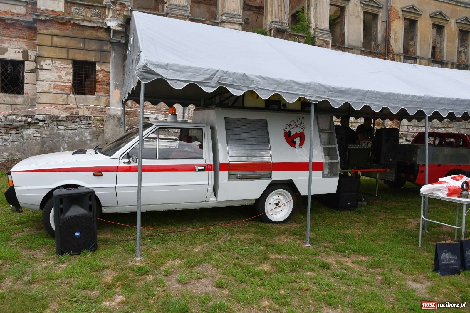 Zdjęcie w galerii na portalu naszraciborz.pl: Tłumy na zlocie oldtimerów w Sławikowie. Poznajcie historię czarnej wołgi z Raciborza  wiadomości z regionu