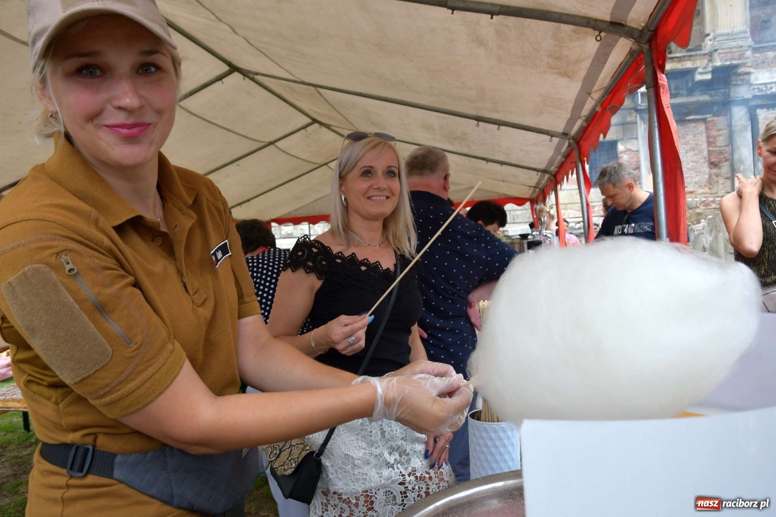 Zdjęcie w galerii na portalu naszraciborz.pl: Tłumy na zlocie oldtimerów w Sławikowie. Poznajcie historię czarnej wołgi z Raciborza  wiadomości z regionu