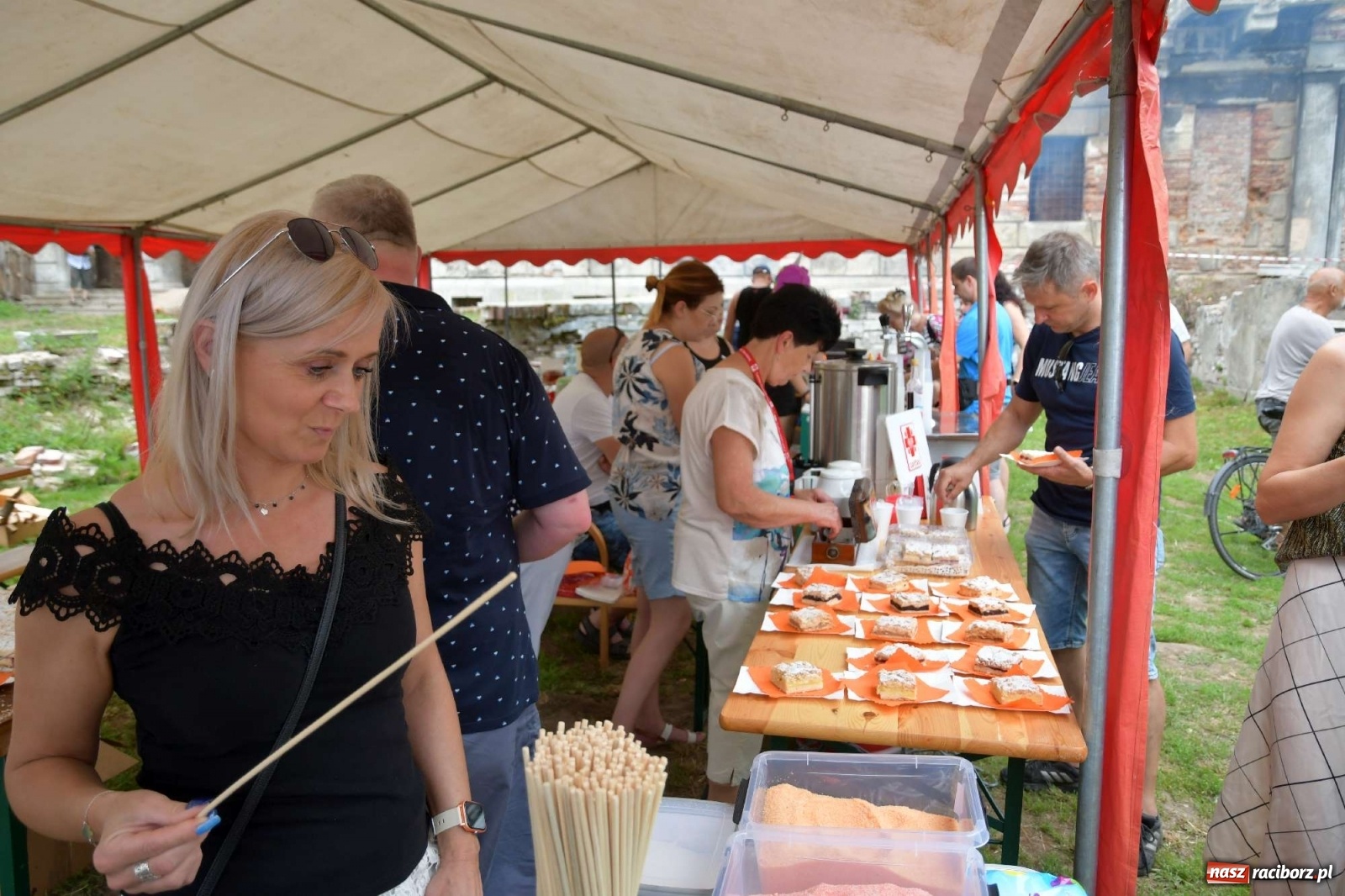 Zdjęcie w galerii na portalu naszraciborz.pl: Tłumy na zlocie oldtimerów w Sławikowie. Poznajcie historię czarnej wołgi z Raciborza  wiadomości z regionu