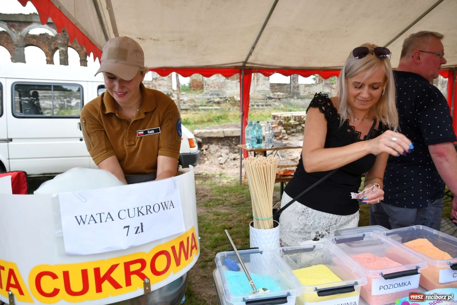 Zdjęcie w galerii na portalu naszraciborz.pl: Tłumy na zlocie oldtimerów w Sławikowie. Poznajcie historię czarnej wołgi z Raciborza  wiadomości z regionu
