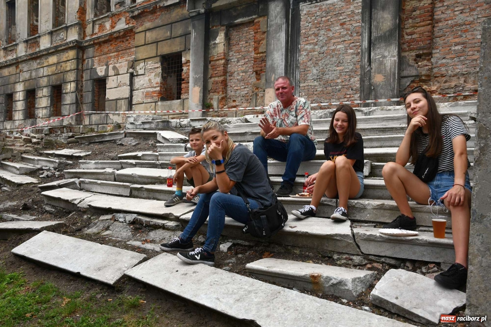 Zdjęcie w galerii na portalu naszraciborz.pl: Tłumy na zlocie oldtimerów w Sławikowie. Poznajcie historię czarnej wołgi z Raciborza  wiadomości z regionu