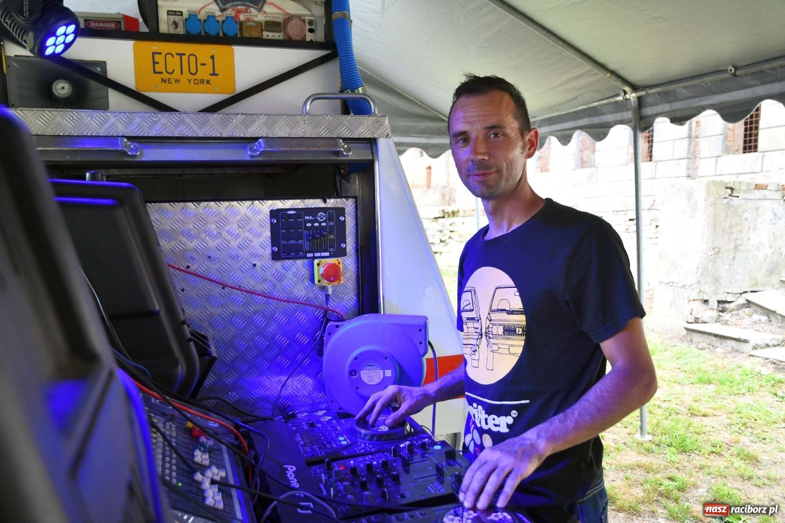 Zdjęcie w galerii na portalu naszraciborz.pl: Tłumy na zlocie oldtimerów w Sławikowie. Poznajcie historię czarnej wołgi z Raciborza  wiadomości z regionu