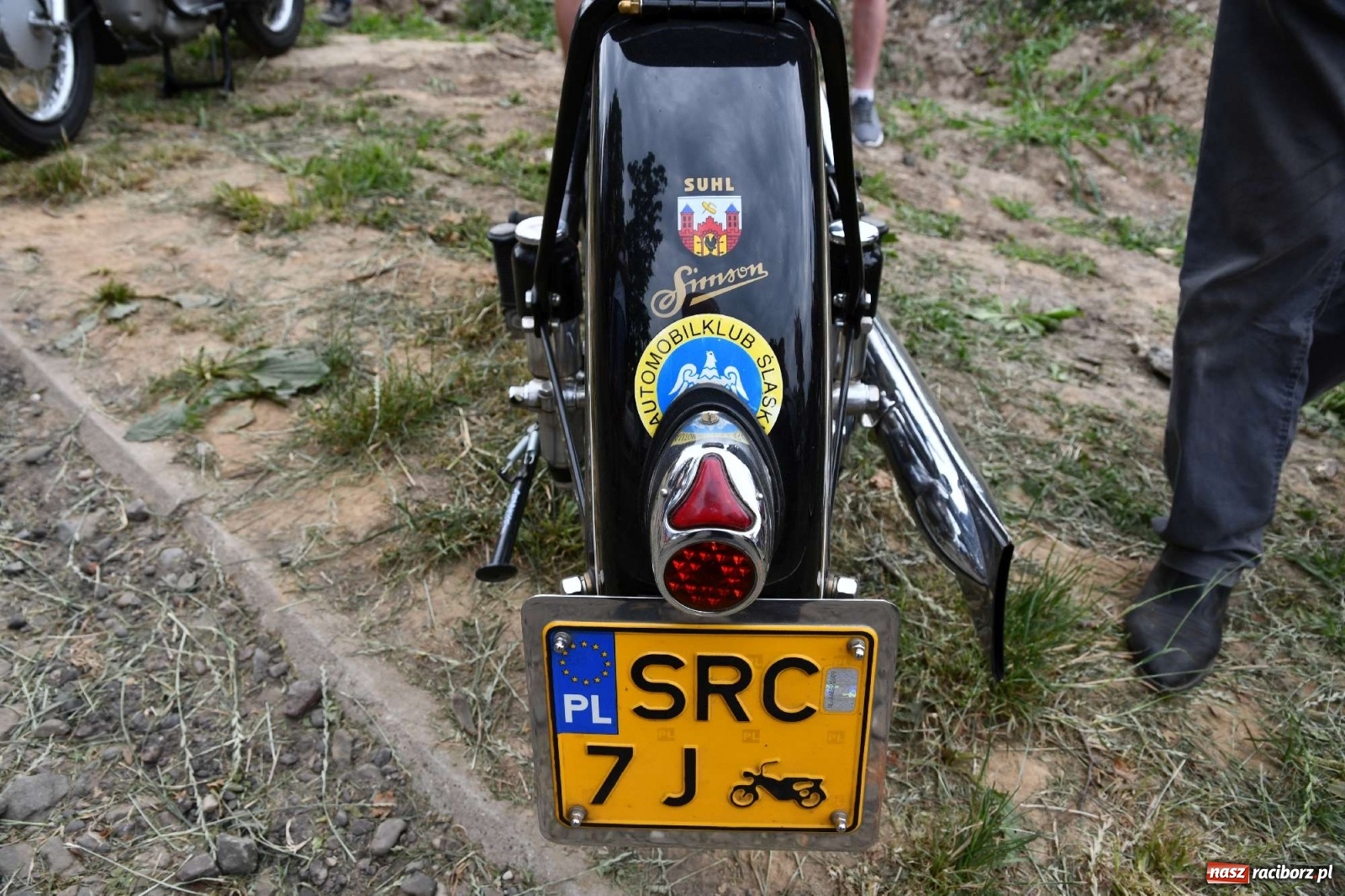 Zdjęcie w galerii na portalu naszraciborz.pl: Tłumy na zlocie oldtimerów w Sławikowie. Poznajcie historię czarnej wołgi z Raciborza  wiadomości z regionu