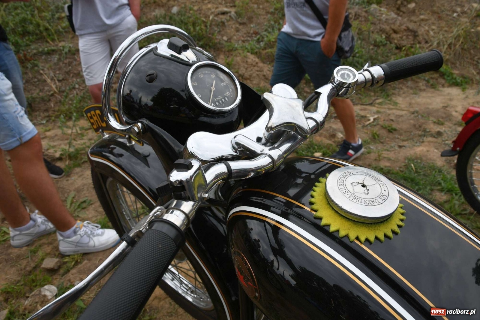 Zdjęcie w galerii na portalu naszraciborz.pl: Tłumy na zlocie oldtimerów w Sławikowie. Poznajcie historię czarnej wołgi z Raciborza  wiadomości z regionu