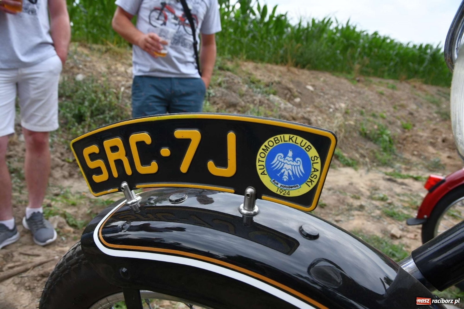 Zdjęcie w galerii na portalu naszraciborz.pl: Tłumy na zlocie oldtimerów w Sławikowie. Poznajcie historię czarnej wołgi z Raciborza  wiadomości z regionu