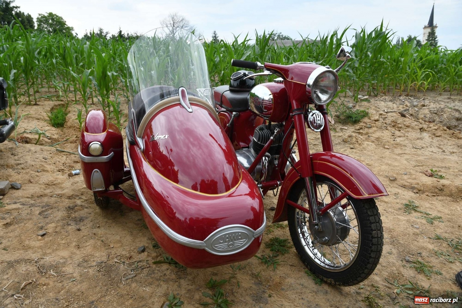 Zdjęcie w galerii na portalu naszraciborz.pl: Tłumy na zlocie oldtimerów w Sławikowie. Poznajcie historię czarnej wołgi z Raciborza  wiadomości z regionu