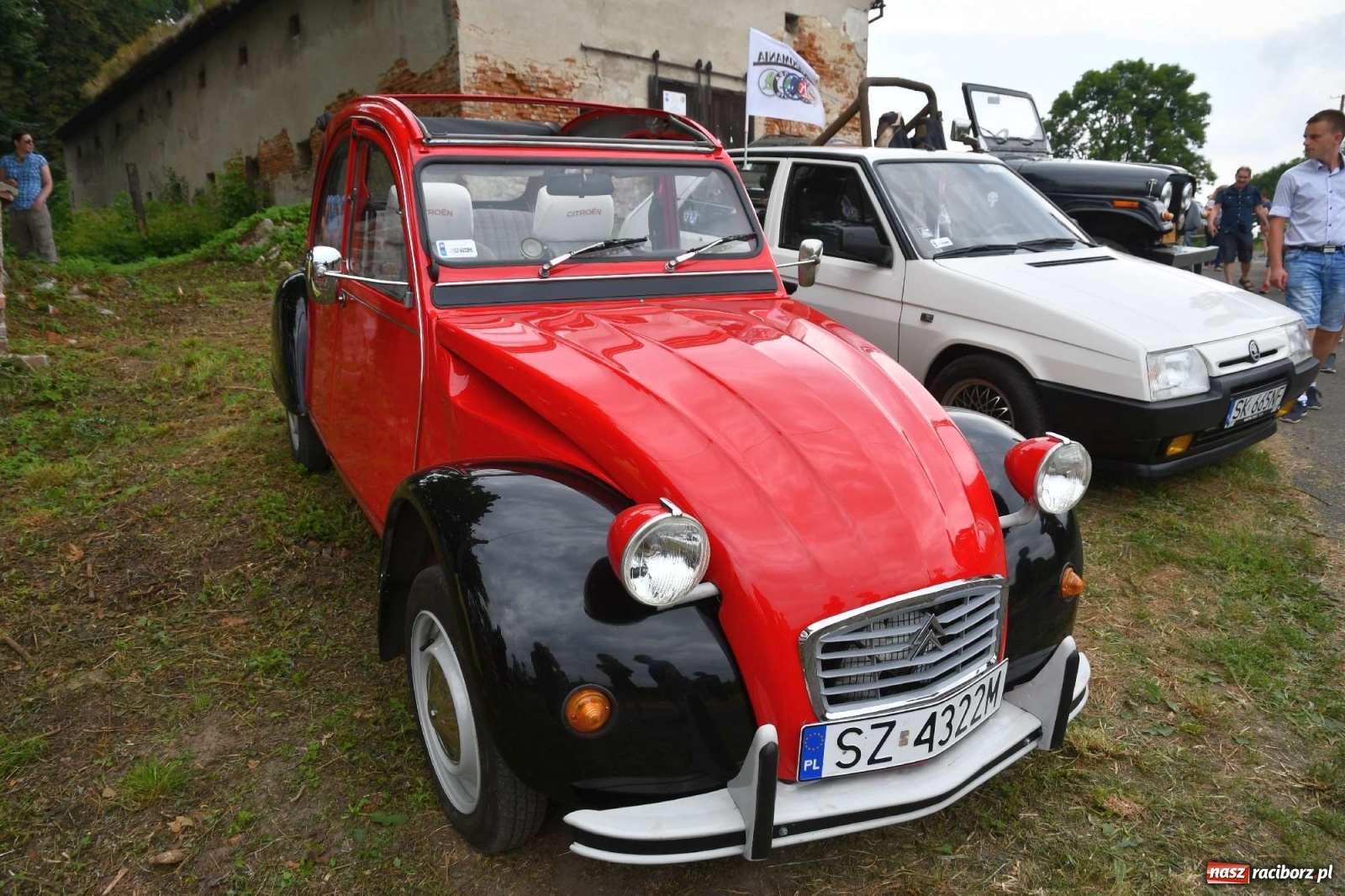 Zdjęcie w galerii na portalu naszraciborz.pl: Tłumy na zlocie oldtimerów w Sławikowie. Poznajcie historię czarnej wołgi z Raciborza  wiadomości z regionu