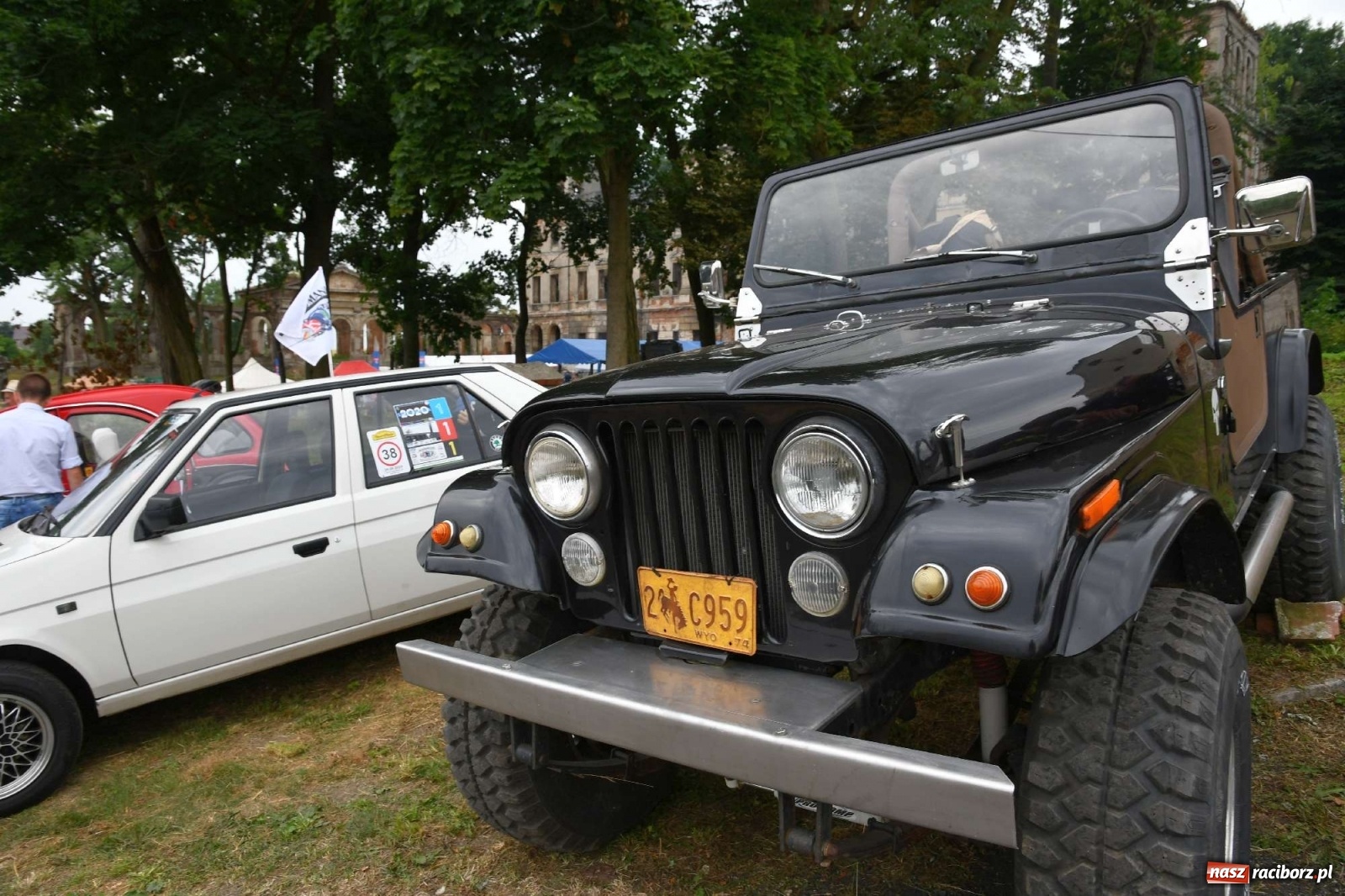 Zdjęcie w galerii na portalu naszraciborz.pl: Tłumy na zlocie oldtimerów w Sławikowie. Poznajcie historię czarnej wołgi z Raciborza  wiadomości z regionu