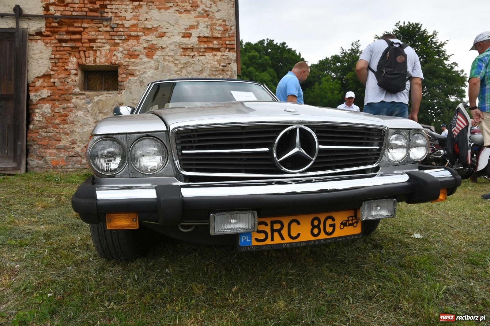 Zdjęcie w galerii na portalu naszraciborz.pl: Tłumy na zlocie oldtimerów w Sławikowie. Poznajcie historię czarnej wołgi z Raciborza  wiadomości z regionu