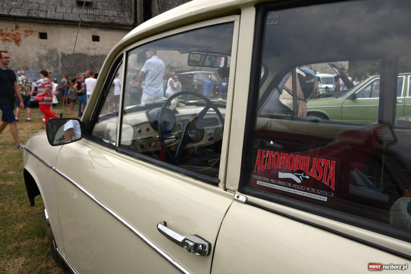 Zdjęcie w galerii na portalu naszraciborz.pl: Tłumy na zlocie oldtimerów w Sławikowie. Poznajcie historię czarnej wołgi z Raciborza  wiadomości z regionu