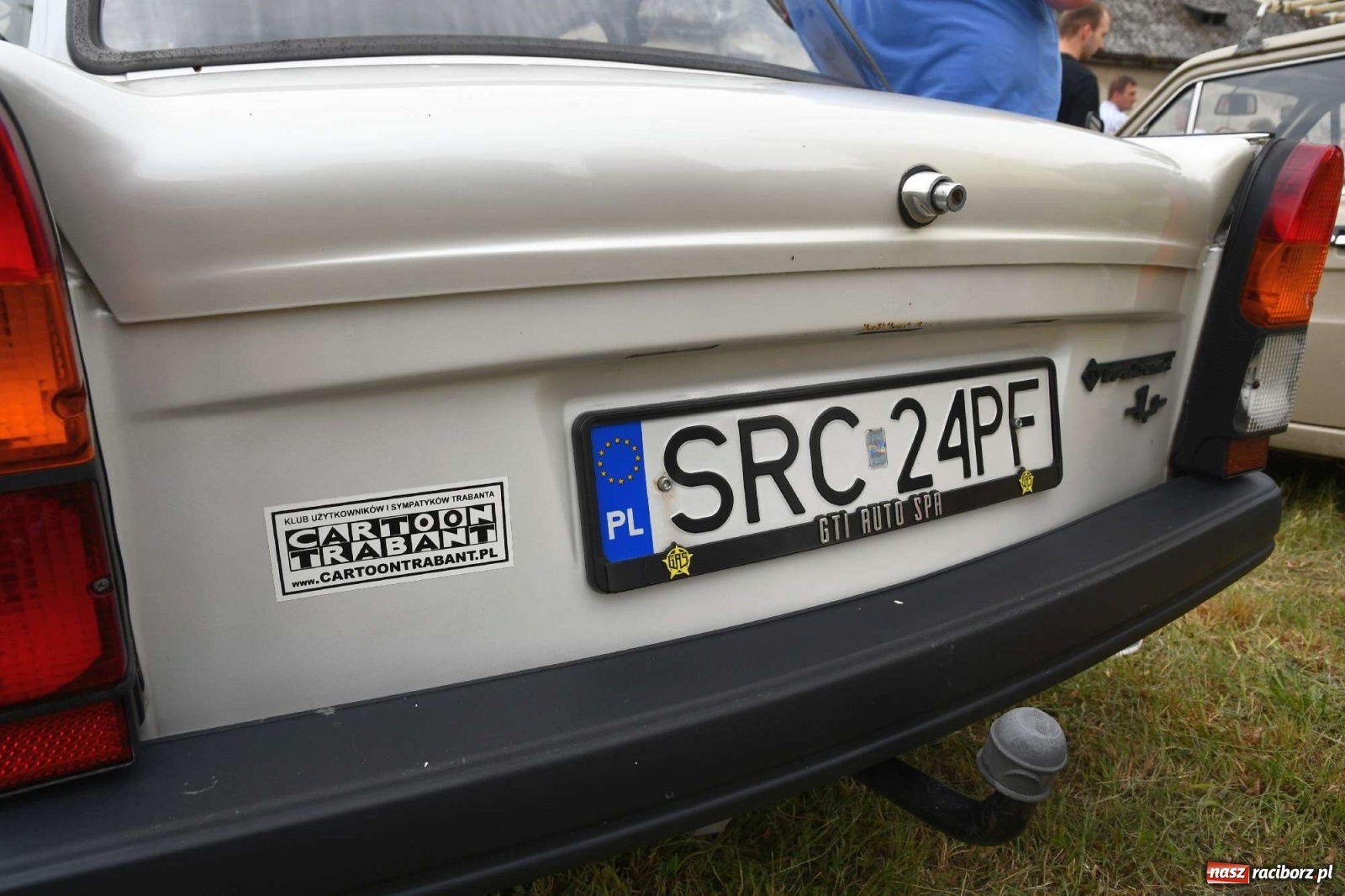 Zdjęcie w galerii na portalu naszraciborz.pl: Tłumy na zlocie oldtimerów w Sławikowie. Poznajcie historię czarnej wołgi z Raciborza  wiadomości z regionu