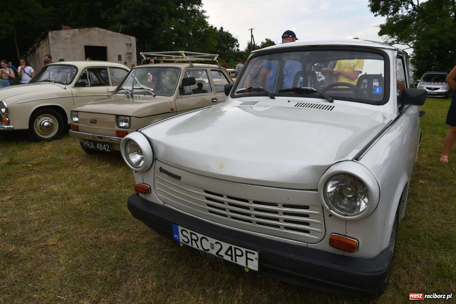 Zdjęcie w galerii na portalu naszraciborz.pl: Tłumy na zlocie oldtimerów w Sławikowie. Poznajcie historię czarnej wołgi z Raciborza  wiadomości z regionu