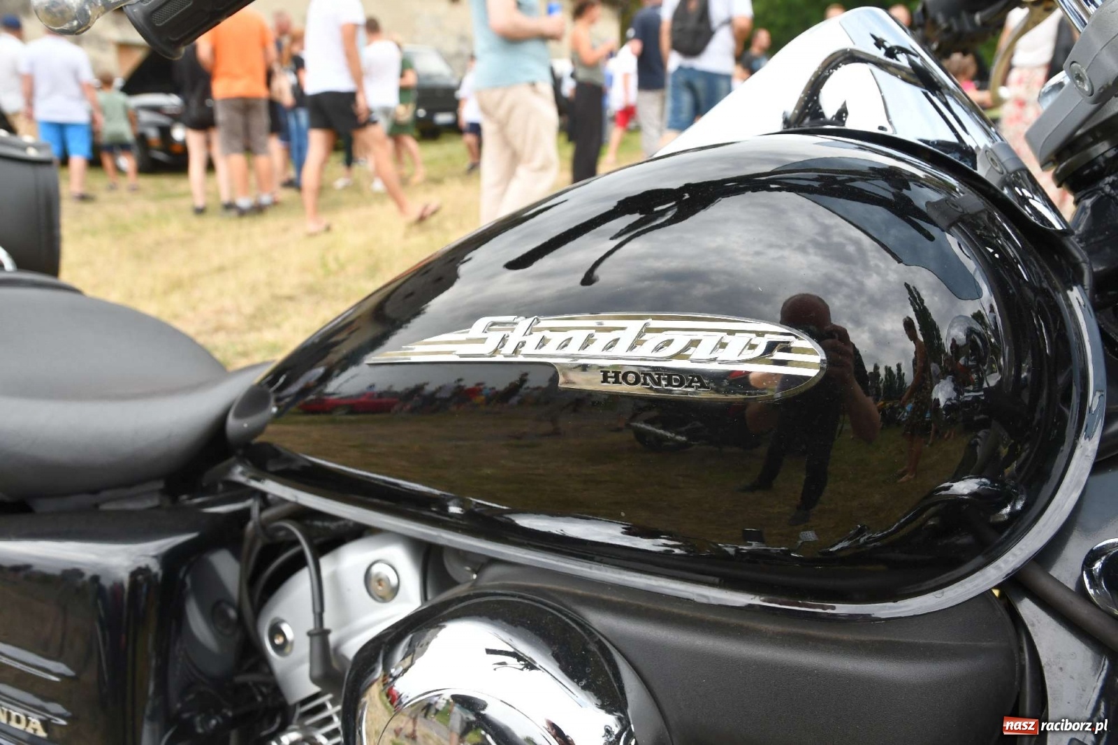 Zdjęcie w galerii na portalu naszraciborz.pl: Tłumy na zlocie oldtimerów w Sławikowie. Poznajcie historię czarnej wołgi z Raciborza  wiadomości z regionu