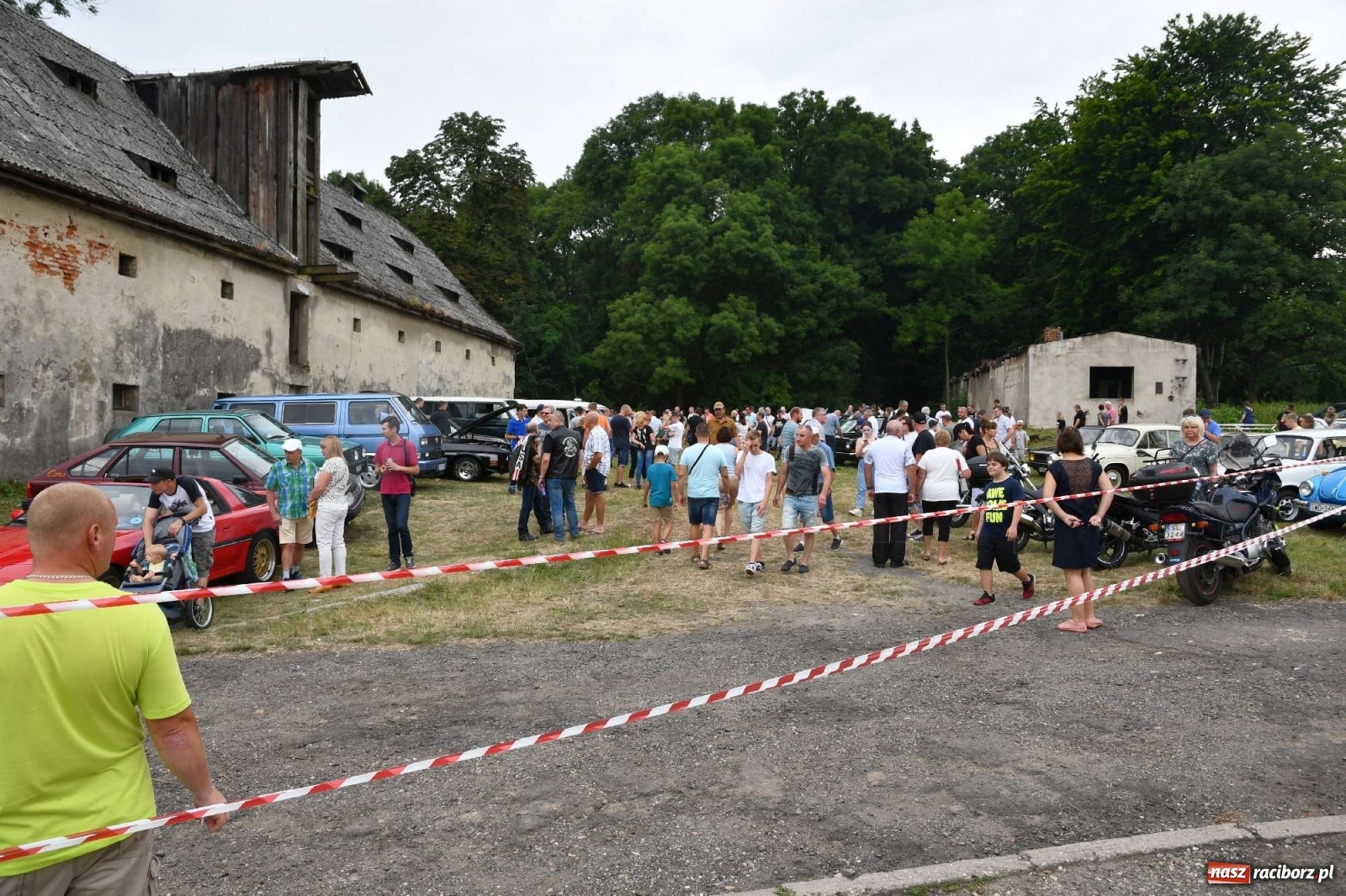Zdjęcie w galerii na portalu naszraciborz.pl: Tłumy na zlocie oldtimerów w Sławikowie. Poznajcie historię czarnej wołgi z Raciborza  wiadomości z regionu