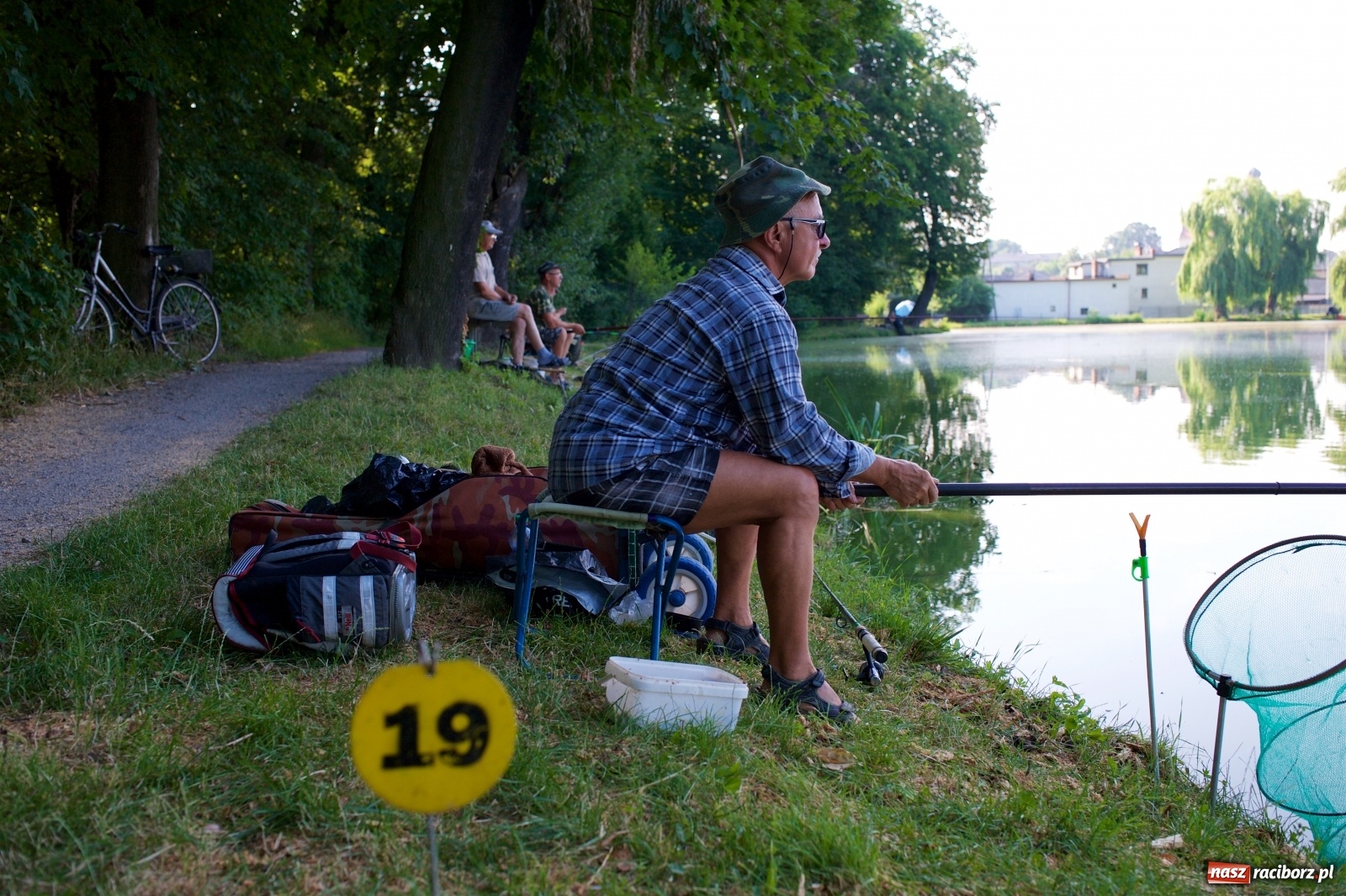 Zdjęcie w galerii na portalu naszraciborz.pl: Teresa Śmietana i Waldemar Filip z Pucharem Wójta wiadomości z regionu