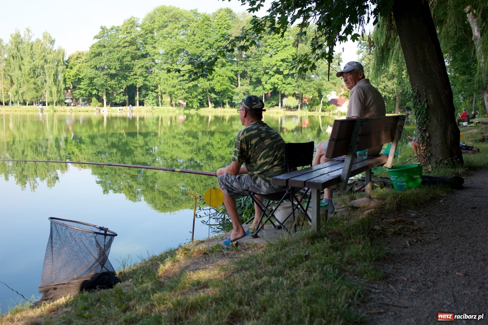 Zdjęcie w galerii na portalu naszraciborz.pl: Teresa Śmietana i Waldemar Filip z Pucharem Wójta wiadomości z regionu