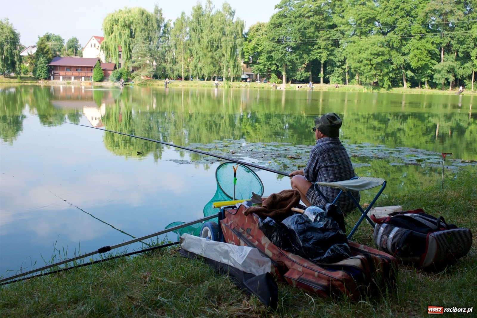 Zdjęcie w galerii na portalu naszraciborz.pl: Teresa Śmietana i Waldemar Filip z Pucharem Wójta wiadomości z regionu