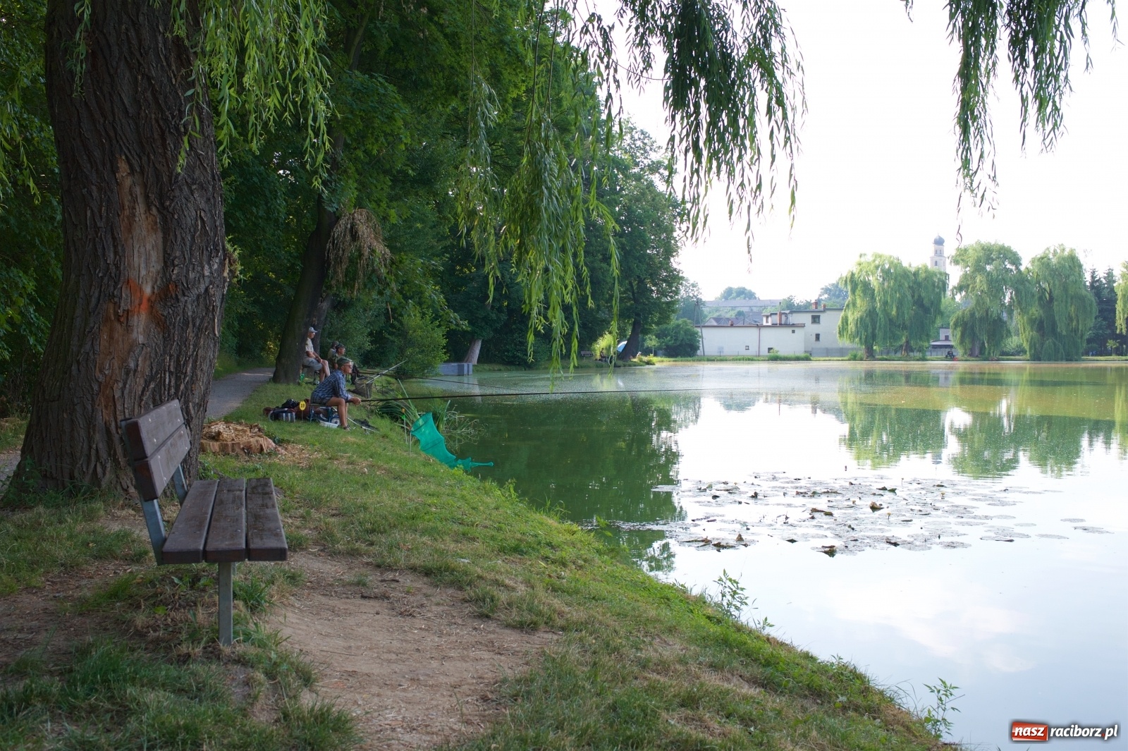 Zdjęcie w galerii na portalu naszraciborz.pl: Teresa Śmietana i Waldemar Filip z Pucharem Wójta wiadomości z regionu