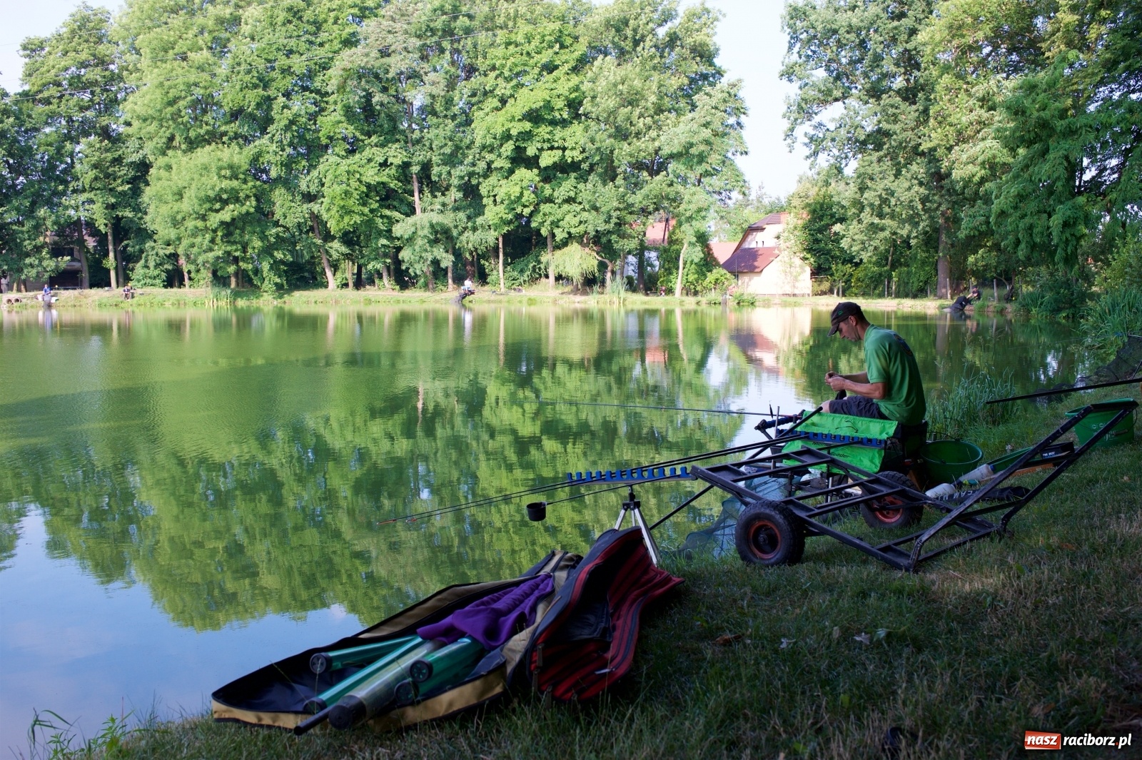 Zdjęcie w galerii na portalu naszraciborz.pl: Teresa Śmietana i Waldemar Filip z Pucharem Wójta wiadomości z regionu