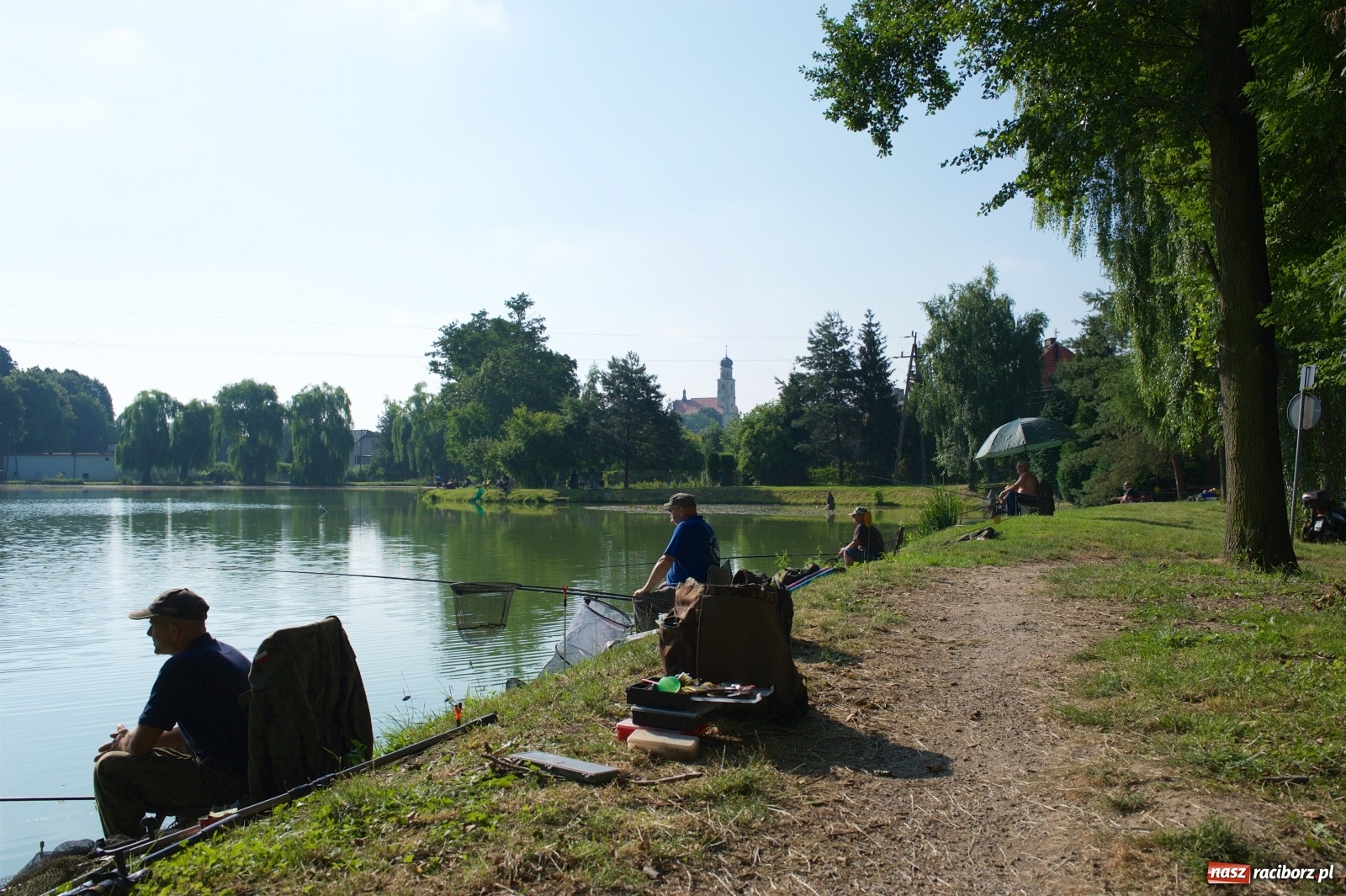 Zdjęcie w galerii na portalu naszraciborz.pl: Teresa Śmietana i Waldemar Filip z Pucharem Wójta wiadomości z regionu