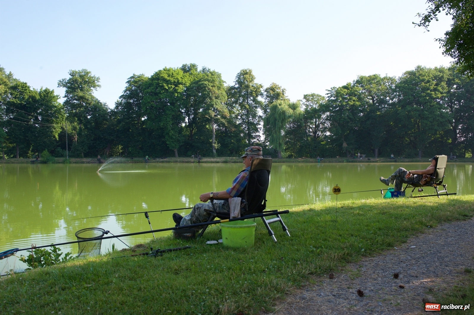 Zdjęcie w galerii na portalu naszraciborz.pl: Teresa Śmietana i Waldemar Filip z Pucharem Wójta wiadomości z regionu