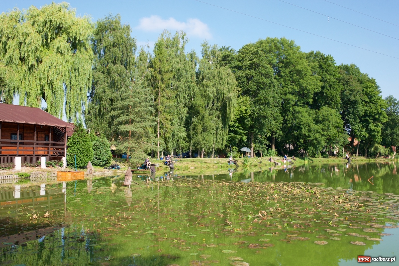 Zdjęcie w galerii na portalu naszraciborz.pl: Teresa Śmietana i Waldemar Filip z Pucharem Wójta wiadomości z regionu