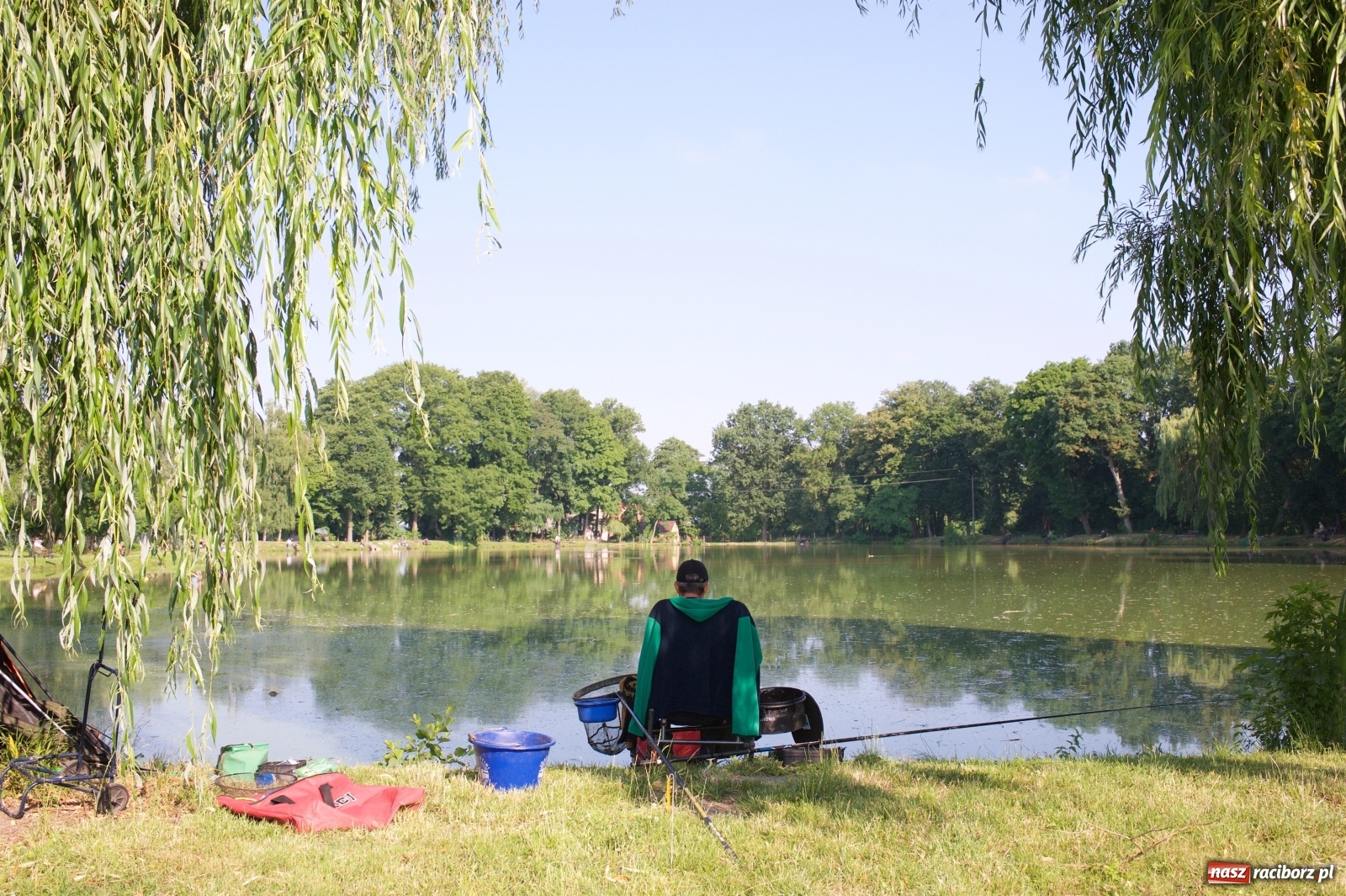 Zdjęcie w galerii na portalu naszraciborz.pl: Teresa Śmietana i Waldemar Filip z Pucharem Wójta wiadomości z regionu