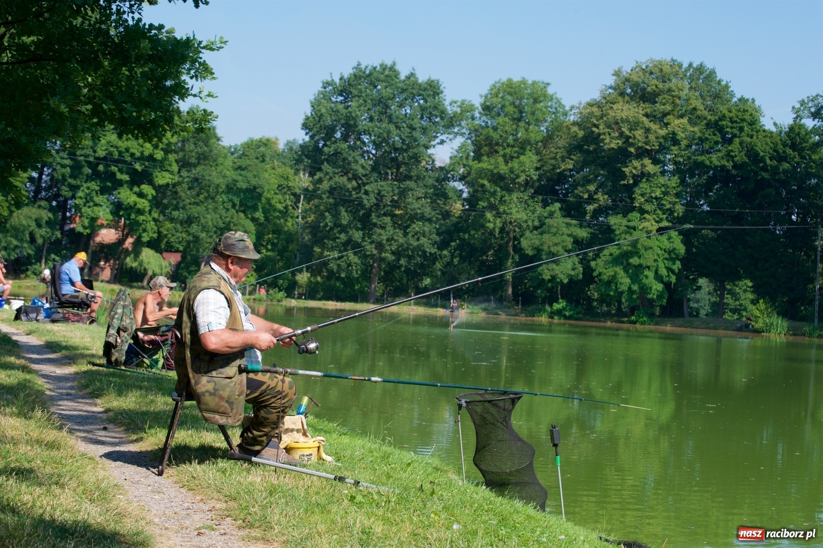 Zdjęcie w galerii na portalu naszraciborz.pl: Teresa Śmietana i Waldemar Filip z Pucharem Wójta wiadomości z regionu