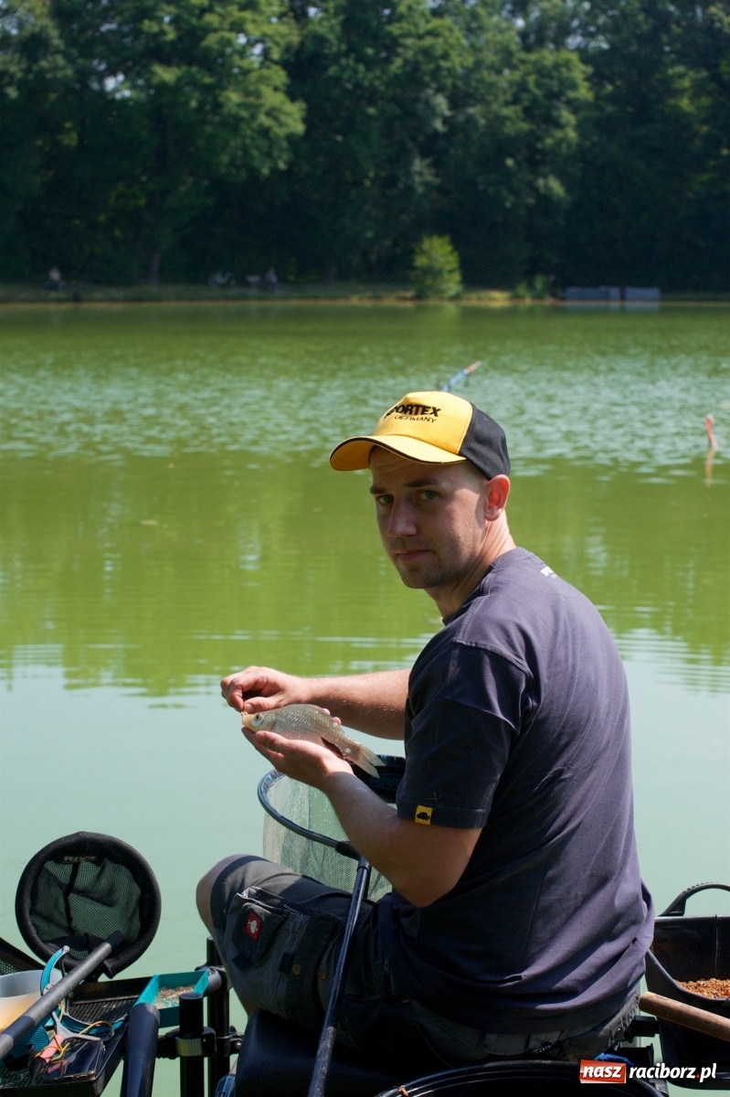 Zdjęcie w galerii na portalu naszraciborz.pl: Teresa Śmietana i Waldemar Filip z Pucharem Wójta wiadomości z regionu