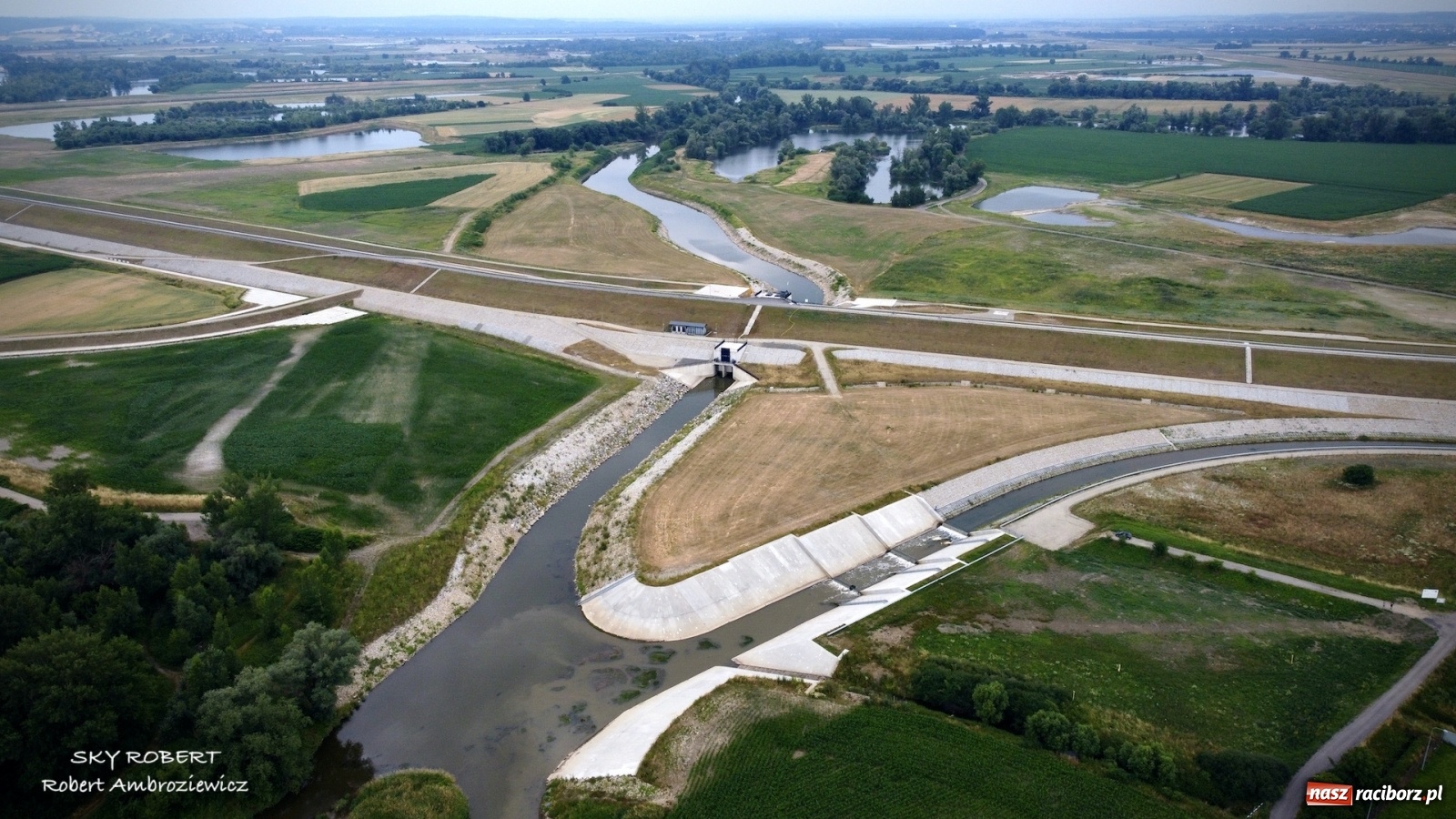 Zdjęcie w galerii na portalu naszraciborz.pl: Dlaczego w starej Odrze jest mało wody. To wideo pokazuje w czym problem wiadomości z regionu