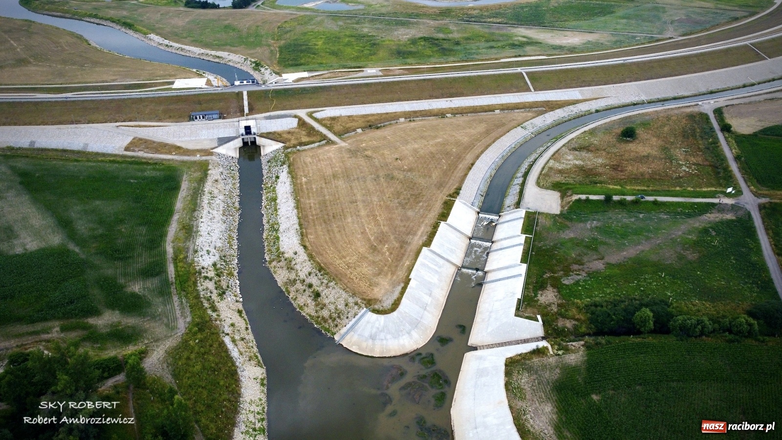 Zdjęcie w galerii na portalu naszraciborz.pl: Dlaczego w starej Odrze jest mało wody. To wideo pokazuje w czym problem wiadomości z regionu