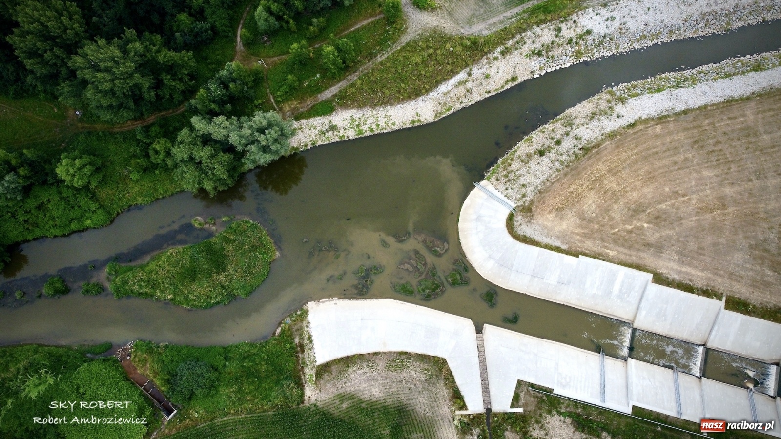 Zdjęcie w galerii na portalu naszraciborz.pl: Dlaczego w starej Odrze jest mało wody. To wideo pokazuje w czym problem wiadomości z regionu