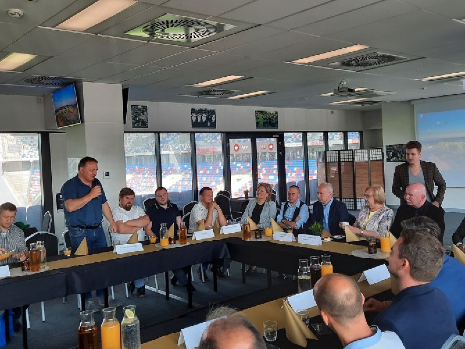 Zdjęcie w galerii na portalu naszraciborz.pl: Burmistrz Kuźni Raciborskiej na spotkaniu Klubu Kibiców Śląskich Miast wiadomości z regionu