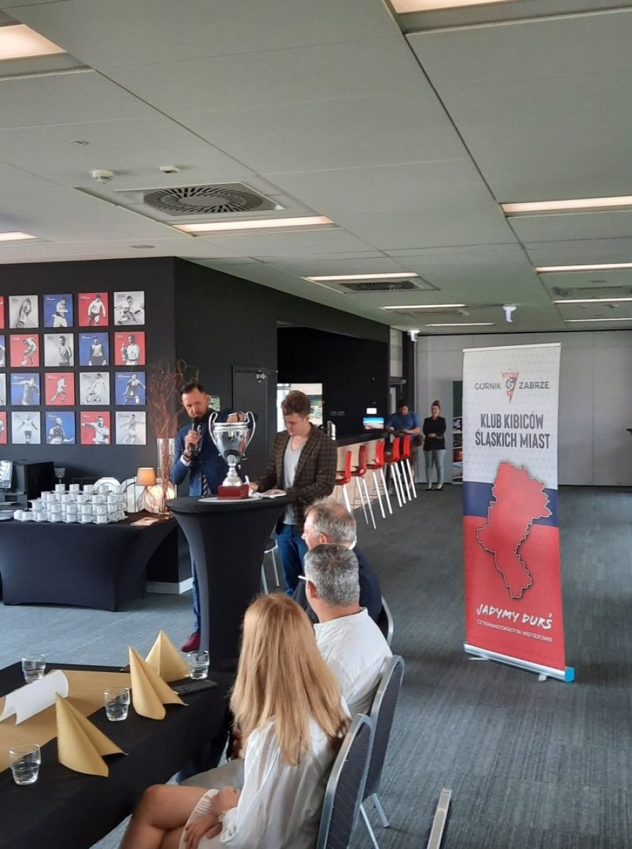 Zdjęcie w galerii na portalu naszraciborz.pl: Burmistrz Kuźni Raciborskiej na spotkaniu Klubu Kibiców Śląskich Miast wiadomości z regionu
