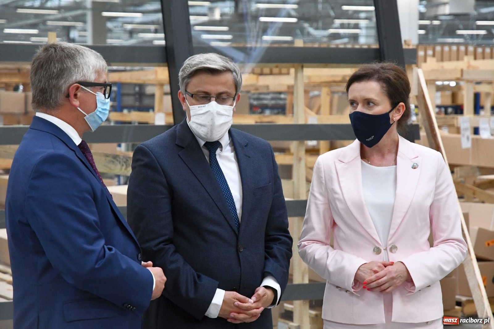 Zdjęcie w galerii na portalu naszraciborz.pl: Premier Mateusz Morawiecki odwiedził Eko-Okna. Mówił też o Rafako [WIDEO] wiadomości z regionu