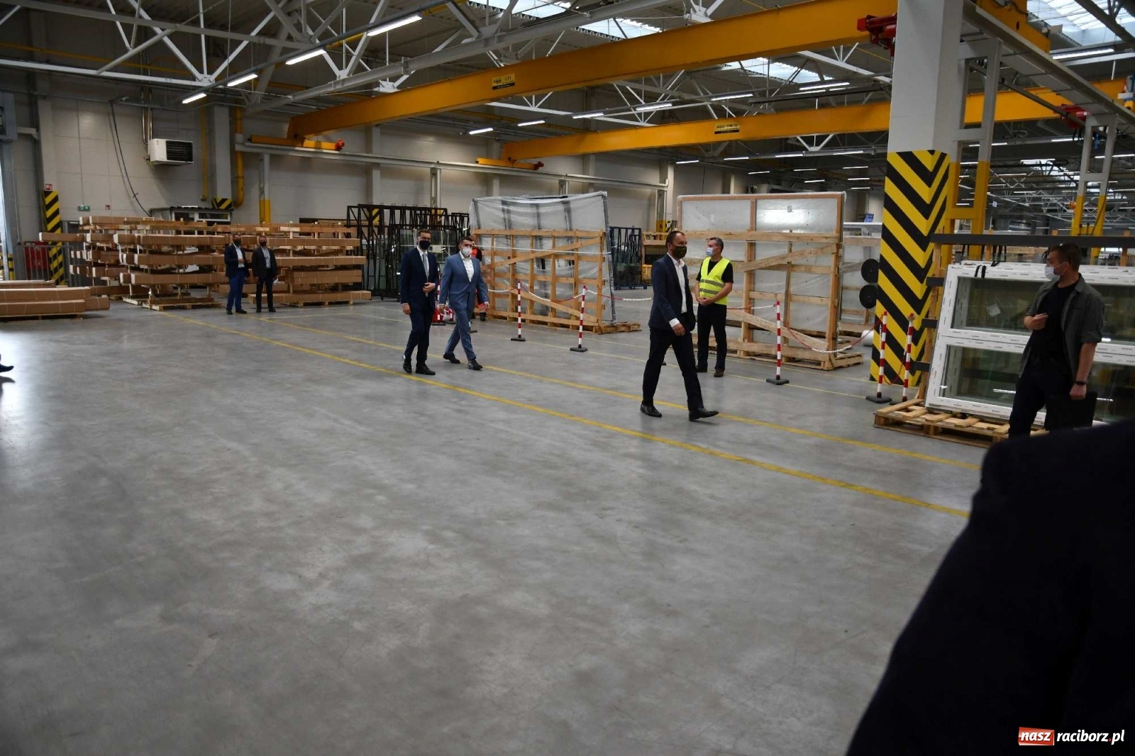 Zdjęcie w galerii na portalu naszraciborz.pl: Premier Mateusz Morawiecki odwiedził Eko-Okna. Mówił też o Rafako [WIDEO] wiadomości z regionu