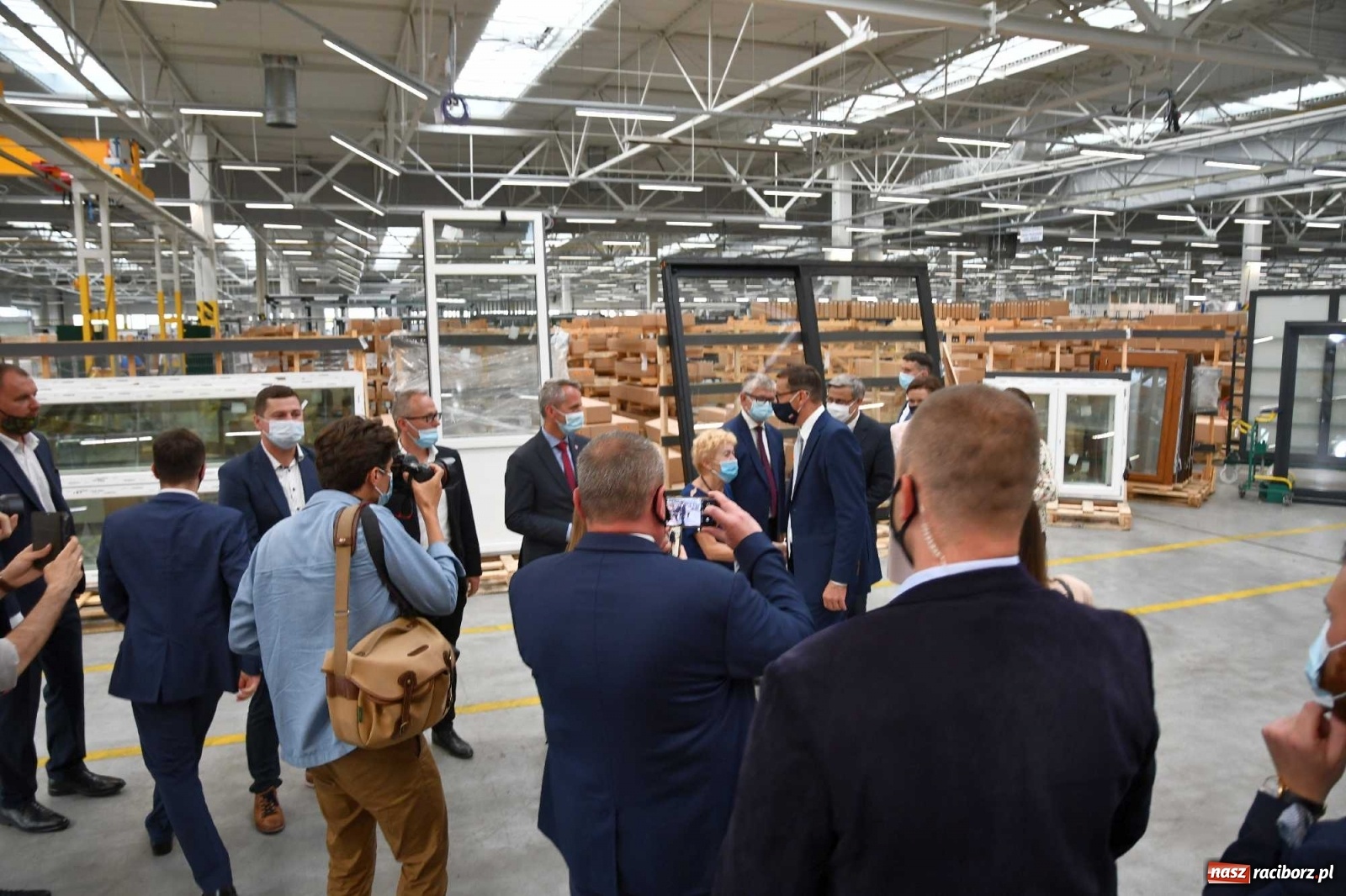 Zdjęcie w galerii na portalu naszraciborz.pl: Premier Mateusz Morawiecki odwiedził Eko-Okna. Mówił też o Rafako [WIDEO] wiadomości z regionu