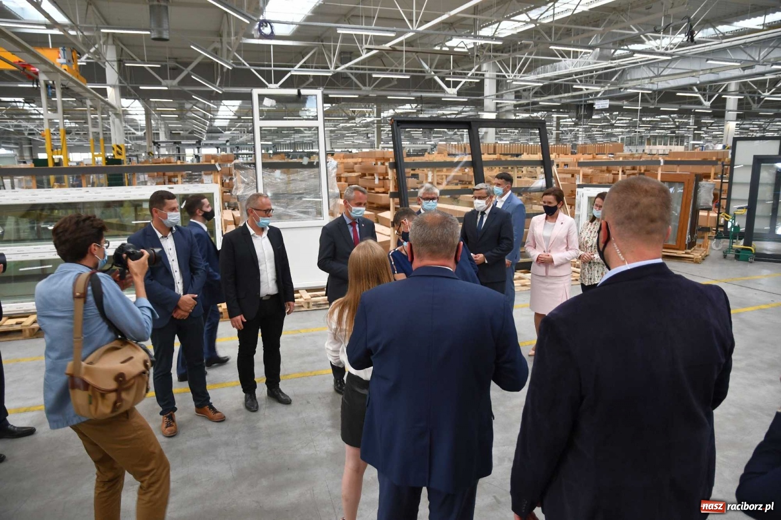 Zdjęcie w galerii na portalu naszraciborz.pl: Premier Mateusz Morawiecki odwiedził Eko-Okna. Mówił też o Rafako [WIDEO] wiadomości z regionu