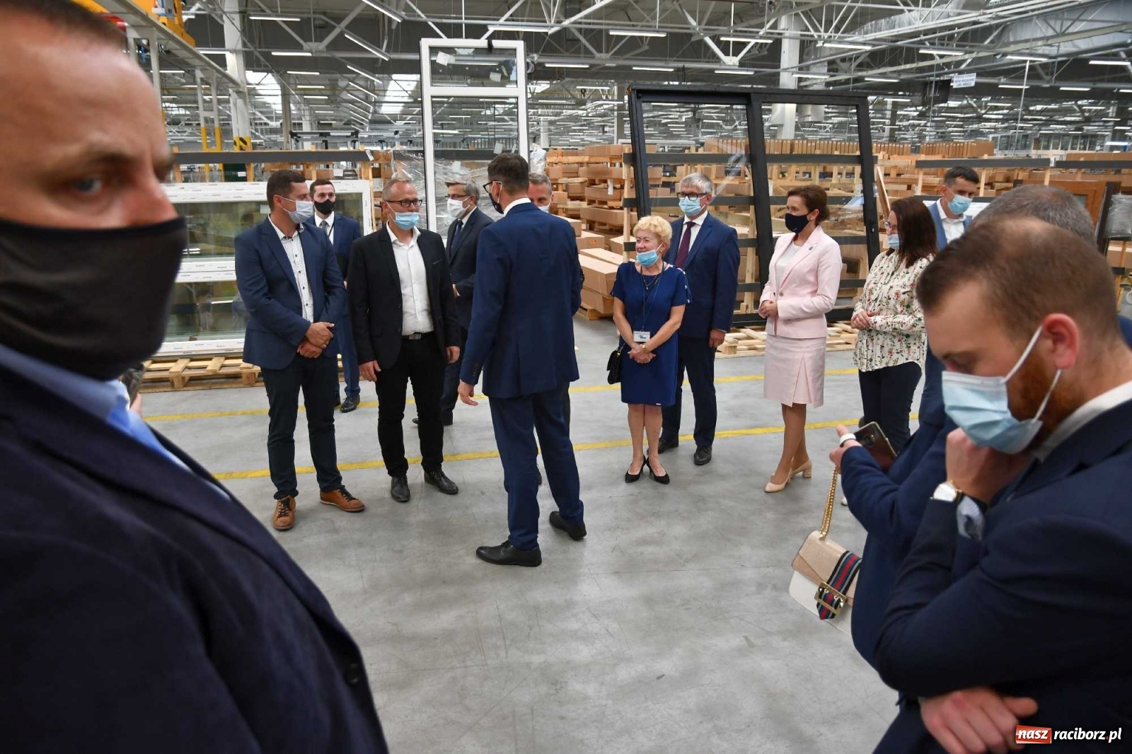 Zdjęcie w galerii na portalu naszraciborz.pl: Premier Mateusz Morawiecki odwiedził Eko-Okna. Mówił też o Rafako [WIDEO] wiadomości z regionu