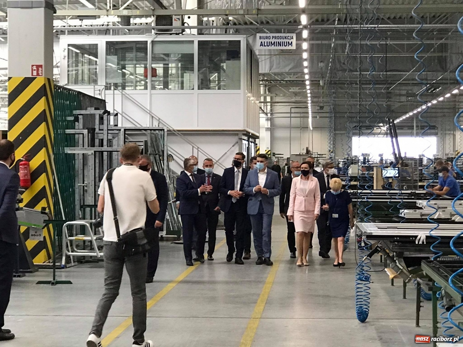 Zdjęcie w galerii na portalu naszraciborz.pl: Premier Mateusz Morawiecki odwiedził Eko-Okna. Mówił też o Rafako [WIDEO] wiadomości z regionu