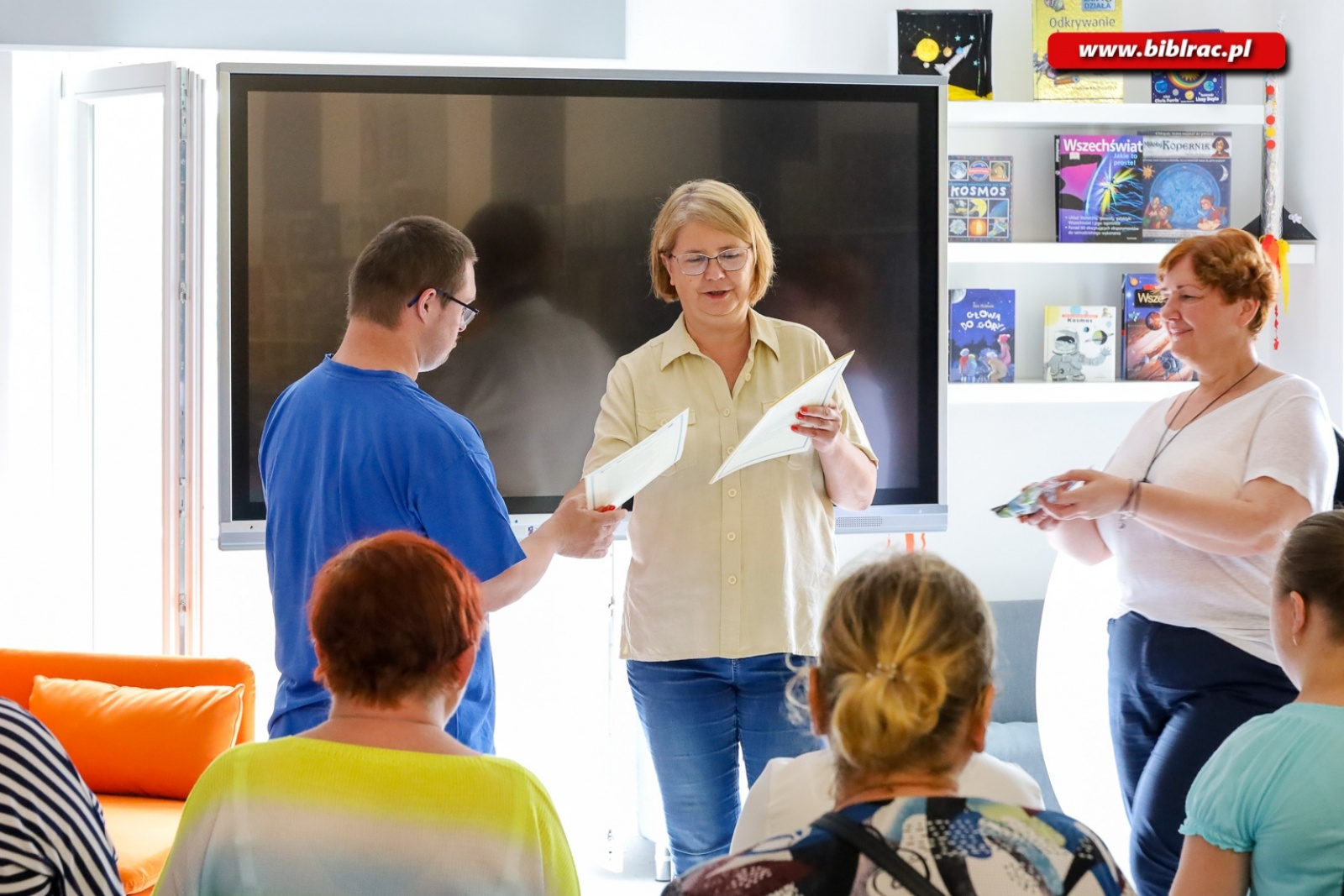 Zdjęcie w galerii na portalu naszraciborz.pl: Podopieczni Warsztatów Terapii Zajęciowej w raciborskiej bibliotece [FOTO] wiadomości z regionu
