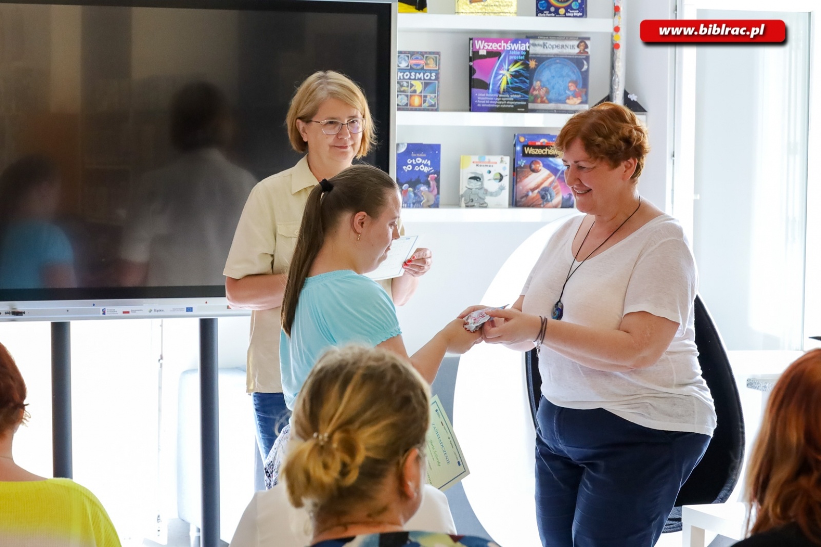 Zdjęcie w galerii na portalu naszraciborz.pl: Podopieczni Warsztatów Terapii Zajęciowej w raciborskiej bibliotece [FOTO] wiadomości z regionu