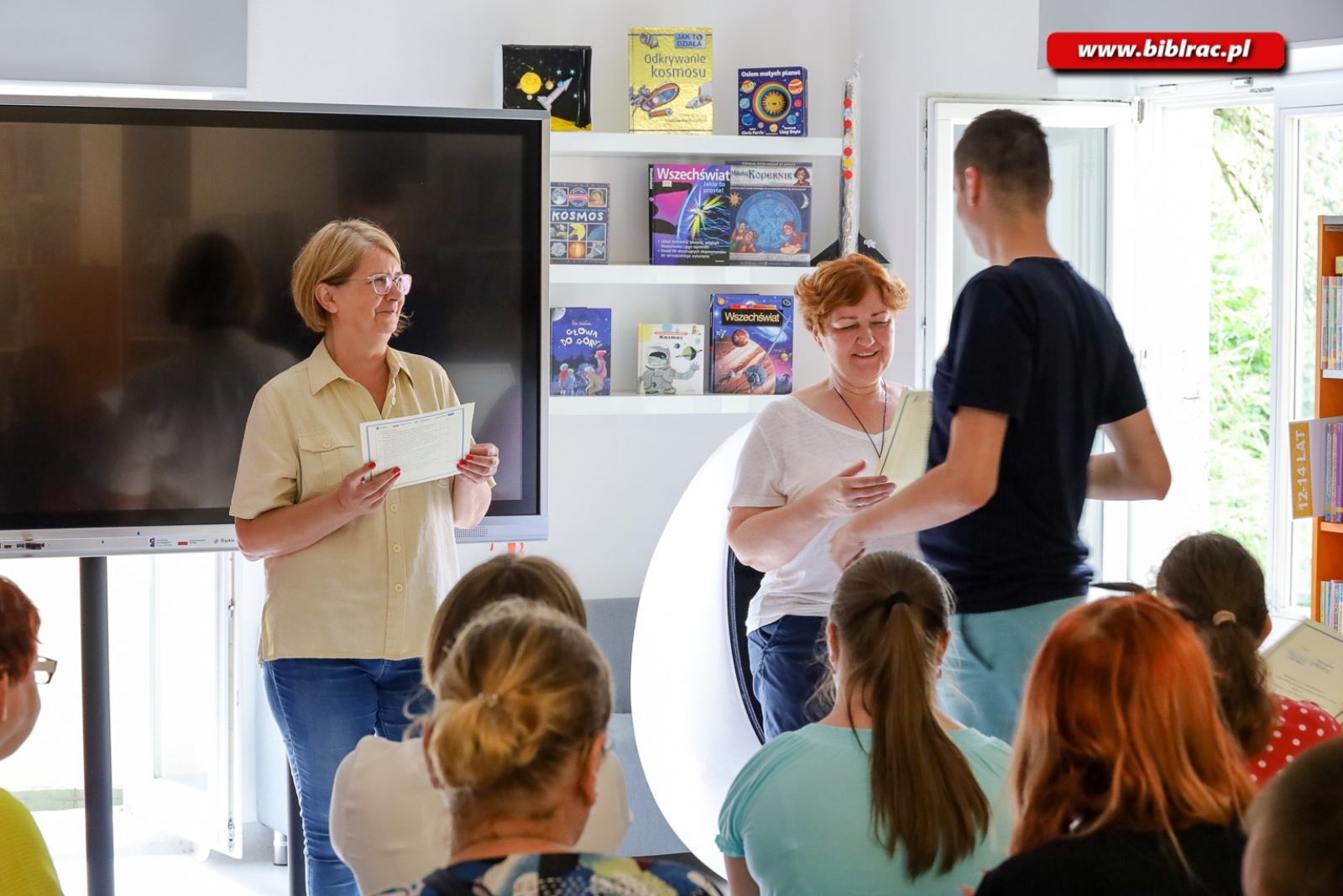 Zdjęcie w galerii na portalu naszraciborz.pl: Podopieczni Warsztatów Terapii Zajęciowej w raciborskiej bibliotece [FOTO] wiadomości z regionu