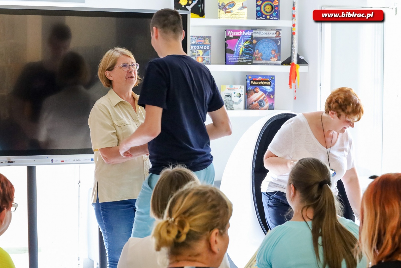 Zdjęcie w galerii na portalu naszraciborz.pl: Podopieczni Warsztatów Terapii Zajęciowej w raciborskiej bibliotece [FOTO] wiadomości z regionu