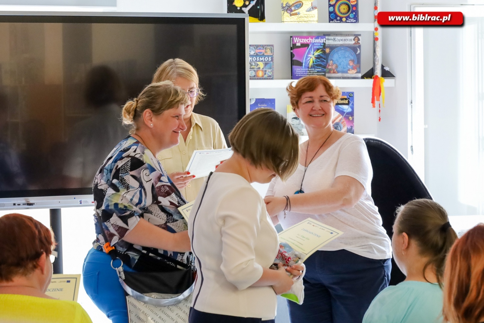 Zdjęcie w galerii na portalu naszraciborz.pl: Podopieczni Warsztatów Terapii Zajęciowej w raciborskiej bibliotece [FOTO] wiadomości z regionu