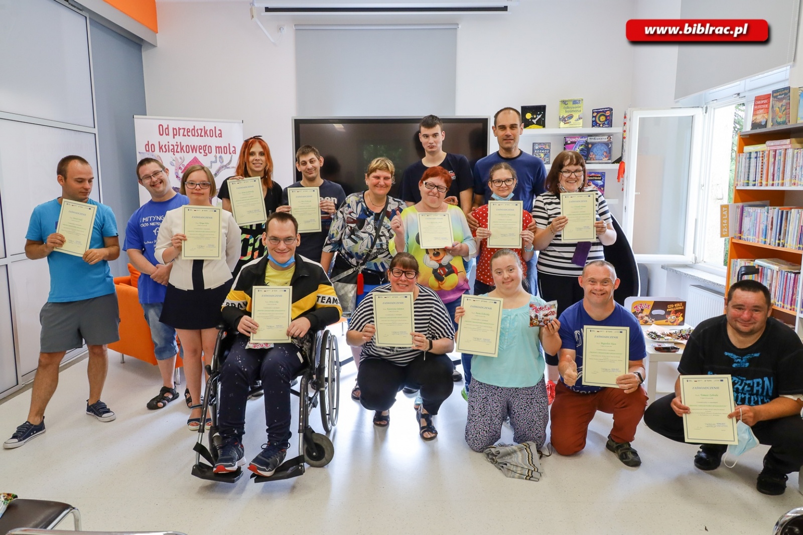 Zdjęcie w galerii na portalu naszraciborz.pl: Podopieczni Warsztatów Terapii Zajęciowej w raciborskiej bibliotece [FOTO] wiadomości z regionu