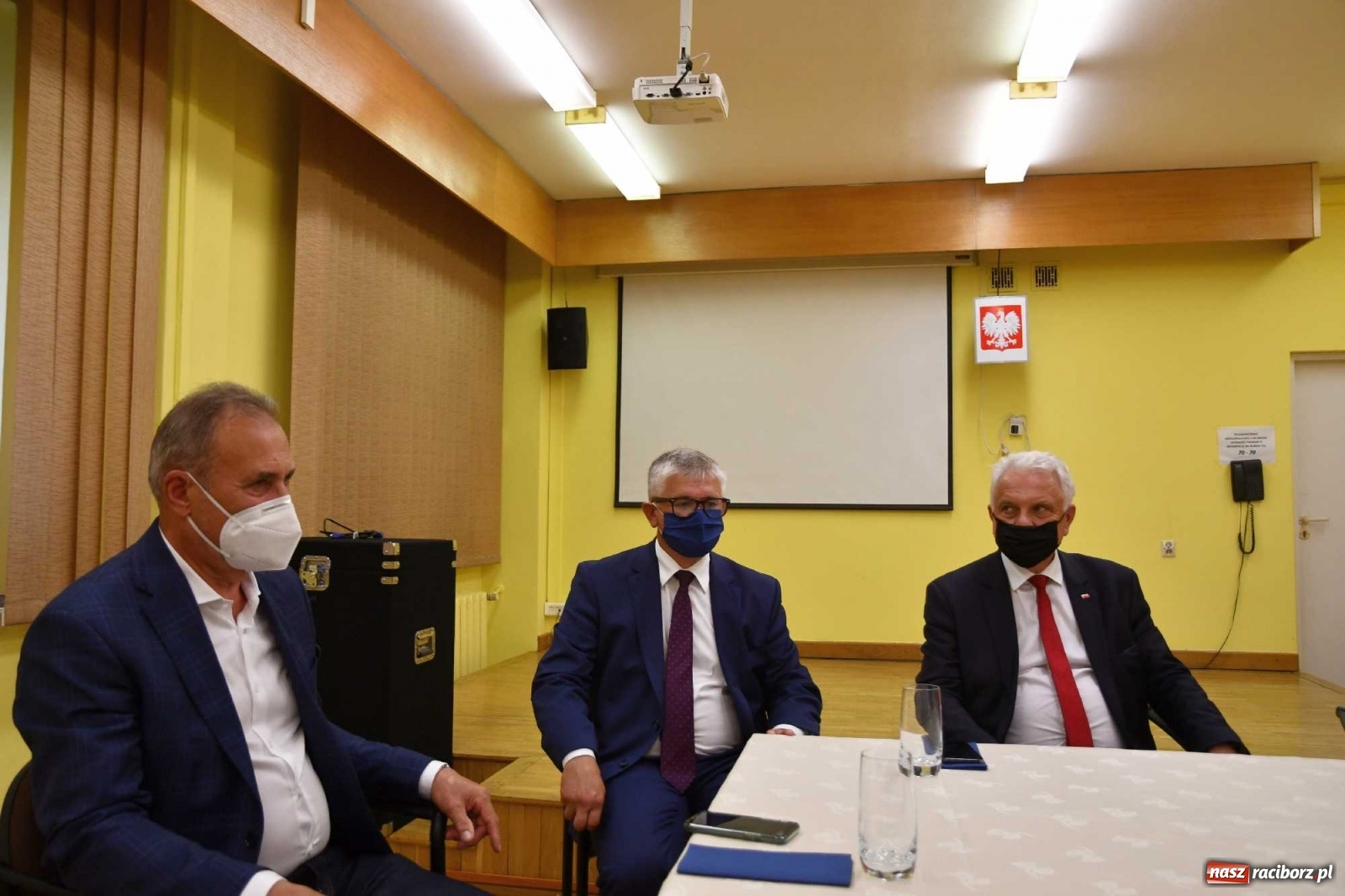 Zdjęcie w galerii na portalu naszraciborz.pl: Podziękowania i krótkie spięcie. Wiceminister zdrowia odwiedził raciborski szpital wiadomości z regionu